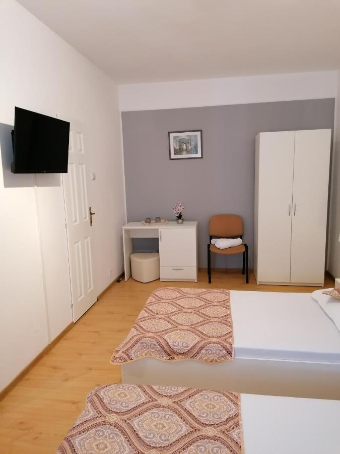 Pensiunea Ca La Mama Acasa Resita Ruang foto